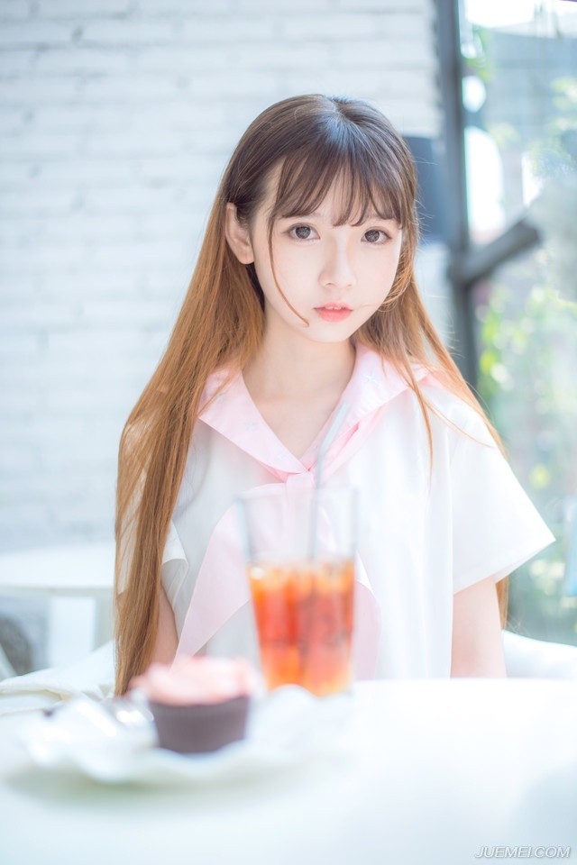 在这里，与各位再共同勉励一次，我们要做聪明的人，做有智慧的人有慈爱又肯诚实对人对己的勇者。就算天大的事情来了，也不逃避它，心平气和地为自己争取最合理的解决之道，不可以做一个弱者，凡是不顺心便跌倒的人是要被社会淘汰的，做一个有弹性的人，当是我们一生追求的目标。——三毛《亲爱的三毛》